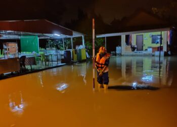 ANGGOTA APM memantau paras air berikutan amaran kejadian air pasang besar di Kampung Kepala Jalan, Kota Kuala Muda, Sungai Petani hari ini.