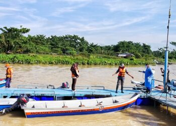 BEBERAPA anggota APM menunjukkan demonstrasi mencari dan menyelamat dalam kebiasaan baharu di Jeti Kampung Terus, Kubang Semang, Bukit Mertajam, Pulau Pinang.