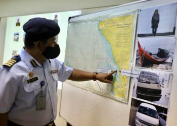 MOHAMMAD Rosli menunjukkan lokasi tiga ejen laut dan darat ditangkap serta sebuah bot dan tiga kenderaan yang disita dalam Op Benteng ketika sidang akhbar di Ibu pejabat Maritim Malaysia Selangor, Pelabuhan Klang di Klang, Selangor. - UTUSAN/ZULFADHLI ZAKI