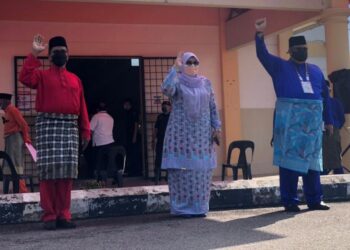 AB. RAUF Yusoh (dari kanan), Mas Ermieyati Samsudin dan Zainal Hasan selepas menyerahkan borang pencalonan di PPC DUN Tanjung Bidara, Kompleks Japerun Tanjung Bidara, Melaka. - UTUSAN/AMRAN MULUP