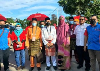 ASHRAF Mukhlis Minghat (tengah) bersama penyokongnya sebelum proses penamaan calon DUN Telok Mas.