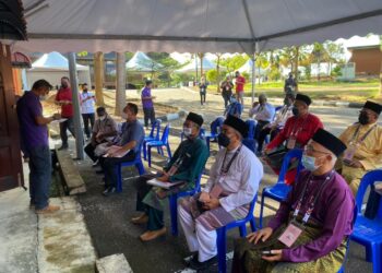 ADLY Zahari (baju Melayu putih) menunggu sementara di khemah disediakan sebelum dibenarkan masuk menghantar borang pencalonan di Dewan Tun Ali, Bukit Katil, Melaka. - UTUSAN/JUANI MUNIR ABU BAKAR