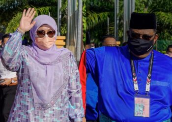 MAS ERMIEYATI Samsudin (kiri) dan Ab. Rauf Yusoh.