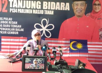MAS ERMIEYATI Samsudin bercakap kepada pemberita dalam sidang akhbar selepas penamaan calon di Bilik Gerakan PN di Tanjung Bidara, Melaka. - UTUSAN/MUHAMMAD SHAHIZAM TAZALI