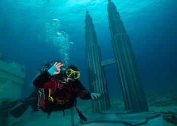 MENARA Berkembar Kuala Lumpur (KLCC) merupakan antara 11 monumen mini ASEAN yang terdapat di dasar laut Pulau Bidong di Kuala Nerus. -UTUSAN/ PUQTRA HAIRRY ROSLI