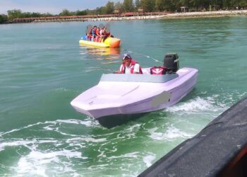 SEBUAH bot rekreasi ditahan pihak Maritim Malaysia di perairan Telok Kemang, Port Dickson baru-baru ini atas pelbagai kesalahan.