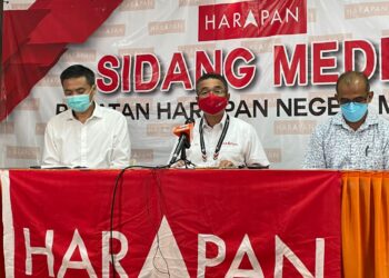 ADLY Zahari (tengah) ketika sidang akhbar di Graha Amanah Melaka, Bukit Katil, Melaka. - UTUSAN/DIYANATUL ATIQAH ZAKARYA