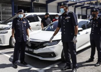 SHAMSUL Amar Ramli menunjukkan kereta curi jenis Honda Civic digunakan suspek untuk melarikan diri dan sebuah Toyota Vellfire yang mahu dijual pada harga RM20,000 selepas mengadakan sidang akhbar di IPD Klang Selatan di Klang, Selangor, hari ini. - UTUSAN / ZULFADHLI ZAKI