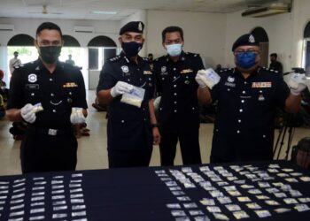 MUSTAFA KAMAL Gani Abdullah (kanan) menunjukkan sebahagian dadah yang dirampas menerusi Op Sarang dalam sidang akhbar di ibu pejabat polis Timur Laut, Georgetown, Pulau Pinang hari ini.