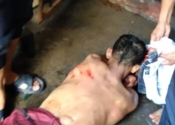 LELAKI warga Myanmar yang mengamuk dan bertindak agresif
ditangkap dengan bantuan pihak bomba menggunakan pancutan air di Pantai Remis hari ini. - UTUSAN/IHSAN JBPM PERAK