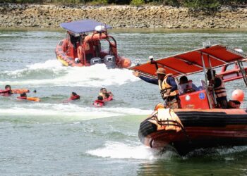 ANGGOTA JBPM Negeri Sembilan menjalani latihan pemanduan bot di Port Dickson sebagai persediaan buat mereka bagi menghadapi sebarang kemungkinan sewaktu monsun timur laut.-UTUSAN/MOHD. SHAHJEHAN MAAMIN.