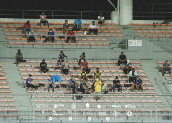 ANTARA penyokong yang hadir menyaksikan perlawanan melibatkan Kuala Lumpur City dengan Penang FC dalam saingan Piala Malaysia di Stadium Bola Sepak Kuala Lumpur, Cheras, malam kelmarin.- IHSAN PENANG FOOTBALL CLUB