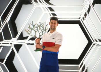 NOCAK DJOKOVIC menjuarai Paris Masters selepas mengatasi Daniil Medvedev dengan 4-6, 6-3, 6-3 di Arena AccorHotels, Paris, semalam.- AFP