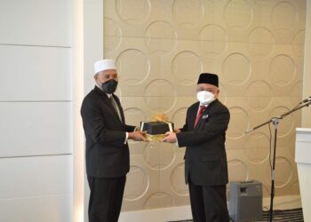 MAJLIS meraikan Abdul Aziz Jusoh sempena hari perkhidmatan terakhirnya mulai esok di Putrajaya.