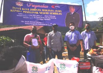 MOHD. Sufian Sulaiman (dua dari kanan) ketika Program Penyerahan Input Dana Jaminan Makanan (DJM) kepada Penternak Negeri Sembilan dekat Terachi, Kuala Pilah hari ini. - UTUSAN/AFIFI HAFIZ MOHD. NOR