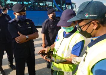 AYOB Khan Mydin Pitchay (tengah) mendengar penerangan pegawai Jabatan Alam Sekitar (JAS) Johor ketika menghadiri Op Bersepadu JSPT di Taman Impian Emas, Johor Bahru. - UTUSAN/KHAIRUL MOHD ALI