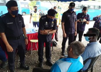 AYOB Khan Mydin Pitchay menyoal dua pemandu bas pekerja yang didapati positif dadah ketika menghadiri Ops Bersepadu JSPT di Taman Impian Emas, Johor Bahru, hari ini.