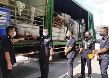 MOHD. Faisal Mohd. Noor (dua dari kiri) menunjukkan barang rampasan dadah yang akan dilupuskan selepas sidang akhbar di IPK Negeri Sembilan, Seremban. - UTUSAN/NOR SHAFAWATI YUP