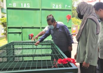 AMINUDDIN Harun menunjukkan perangkap bagi kera dan babi yang diserahkan kepada Jabatan Perhilitan Negeri Sembilan di Seremban. - UTUSAN/NOR SHAFAWATI YUP