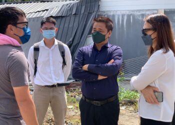 MASIUNG Banah (dua kanan) mendengar keluhan salah seorang penduduk yang tinggal di kawasan setinggan berhampiran Kampung Tebobon, Menggatal di Kota Kinabalu.