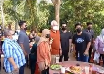 TANGKAP layar memaparkan hantaran yang memfitnah peniaga di Melaka konon mengusir Najib Tun Razak dari kedainya. – GAMBAR MEDIA SOSIAL