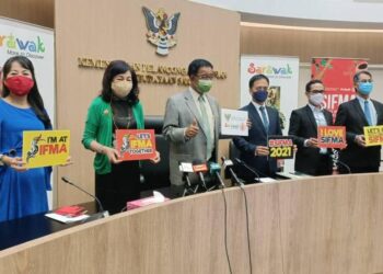 ABDUL Karim Rahman Hamzah (tiga dari kiri) bersama pegawai Kementerian Pelancongan, Kesenian dan Kebudayaan Sarawak serta pegawai dari International Music House Kuching menunjukkan poster Festival Muzik dan Seni Antarabanga Sarawak 2021 di Kuching hari ini.