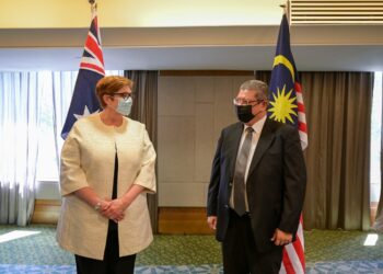 SAIFUDDIN Abdullah beramah mesra dengan Marise Payne sebelum mereka mempengerusikan mesyuarat bersama di Kuala Lumpur pada Sabtu lalu. – Ihsan Wisma Putra