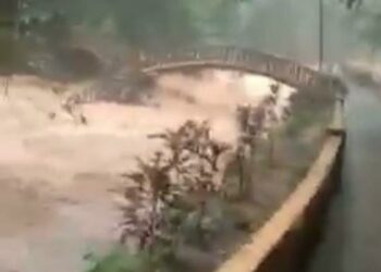 KEADAAN arus deras dalam kejadian kepala air di Hutan Lipur Bukit Wang, Jitra, Kubang Pasu hari ini. - MEDIA SOSIAL