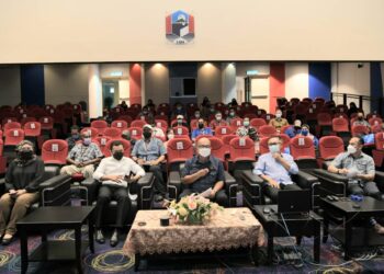 NASARUDDIN Abdul Muttalib (duduk tengah, barisan depan) bergambar bersama sebahagian pemandu pelancong yang menyertai Kursus Penilaian SOP Covid-19 untuk pemandu pelancong sempena gelembung pelancongan antarabangsa Langkawi di Langkawi hari ini. - UTUSAN/NUR AMALINA AZMAN