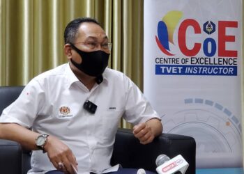 AWANG Hashim dalam sidang akhbar selepas merasmikan Pelancaran CIAST sebagai Pusat Kecemerlangan bagi Pengajar di Shah Alam, Selangor, hari ini.