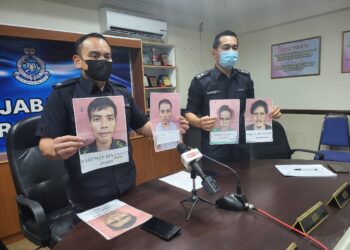 BATHOLOMEW Ak Umpit (kiri) menunjukkan gambar tahanan yang melarikan diri dari Depoh Tahanan Imigresen di Papar hari ini.