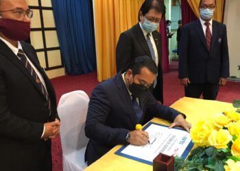 AHMAD Saidi Mohamad Daud menandatangani plak pada Majlis Penyampaian Watikah Pelantikan CEO@PolyCC dan Pelancaran Pusat Pelajar Institut Kejuruteraan Malaysia (IEM) serta Karnival Kerjaya Politeknik Ungku Omar (PUO) 2021 di Ipoh hari ini. - UTUSAN/LIYANA RAMLI