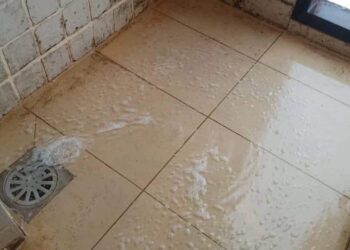 ANTARA gambar yang ditularkan pemilik akaun Facebook berhubung keadaan bilik yang kotor dan rosak di Duyung Marina & Resort (DMR) di Kuala Terengganu.