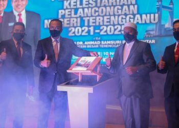 AHMAD Samsuri Mokhtar (dua, dari kanan) melancarkan Pelan Strategik Kelestarian Pelancongan Terengganu 2021-2025 di Wisma Darul Iman di sini hari ini. - PUQTRA HAIRRY ROSLI