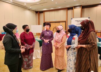 NICOLE Tan Lee Koon (tengah) beramah mesra bersama penganjur dan peserta Program Training for Trainers Skuad Waja Peringkat Negeri Sembilan di Seremban hari ini.-UTUSAN/NOR AINNA HAMZAH