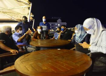 HAMDAN Hussin (dua dari kiri) menerangkan tentang pelbagai isu dan perancangannya dalam memajukan Bandaraya Kuantan pada majlis Makan Malam Bersama Media di Kuantan, Pahang. - UTUSAN/SHAIKH AHMAD RAZIF