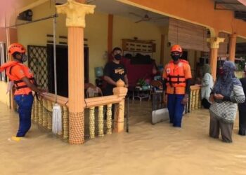 ANGGOTA APM melakukan pemantauan di kawasan kampung yang terlibat dengan banjir di Kubang Pasu, Kedah. - IHSAN APM