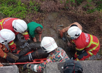 PASUKAN bomba mengeluarkan mangsa yang maut terbabas dalam parit di di Kilometer 39 Jalan Klang-Teluk Intan, Kuala Selangor, petang semalam.