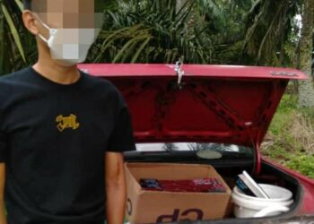 SUSPEK ditahan bersama kenderaan yang membawa bekalan rokok seludup dipercayai untuk tujuan diedarkan ke kedai-kedai runcit sekitar Batu Pahat.