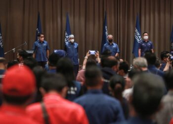 TIMBALAN Presiden Bersatu, Datuk Seri Ahmad Faizal Azumu (dari kiri); Presiden Pas, Datuk Seri Abdul Hadi Awang; Muhyiddin Yassin dan Presiden Parti Gerakan, Datuk Dr. Dominic Lau Hoe Chai hadir dalam Majlis Pentas PRN Melaka PN di Shah Alam, Selangor hari ini. - UTUSAN/AFIQ RAZALI