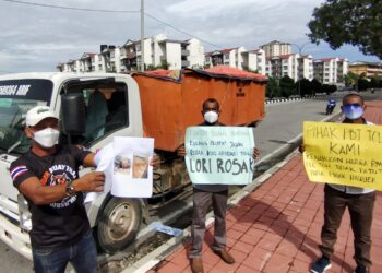 ARIF Ibrahim (kiri) ketika mewakili pengusaha serta pemandu lori sampah kawasan Seberang Perai mengadakan bantahan secara aman di hadapan bangunan MBSP, Bandar Perda, Pulau Pinang hari ini.