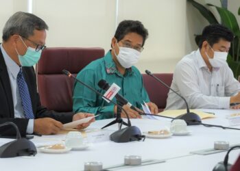 MOHAMAD Rafie Ab Malek (tengah) bersama Yek Diew Ching (kiri) dan Choo Ken Hwa dalam sidang akhbar di Seremban hari ini.-UTUSAN/BADRUL HAFIZAN MAT ISA
