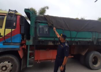 HANIF Yusabra Yusuf menunjukkan sebuah lori yang diubah suai yang ditahan pada Op Tutup Khas di Nilai Impian, Nilai, Seremban