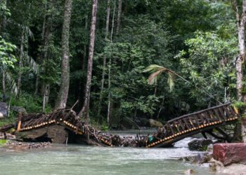 SEBUAH jambatan yang rosak akibat kepala air selepas hujan lebat di Hutan Lipur Bukit Wang pada Selasa lalu. - UTUSAN/SHAHIR NOORDIN