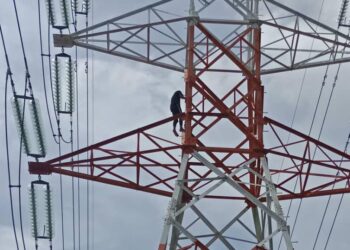 PASUKAN bomba berjaya selamatkan mangsa yang cuba bunuh diri di menara pencawang elektrik di Jalan Kampung Melayu di Sandakan. - IHSAN BOMBA