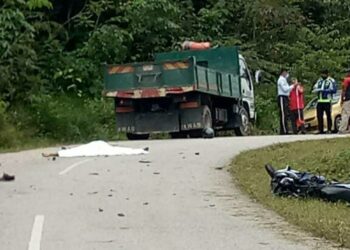 KEADAAN mayat Muhaimin Mazelan yang meninggal dunia selepas merempuh bahagian tepi sebelah kanan hadapan sebuah lori di Kampung Sirako, Jalan Kampung Sirako-Tebing Tinggi, Kupang, Baling hari ini.