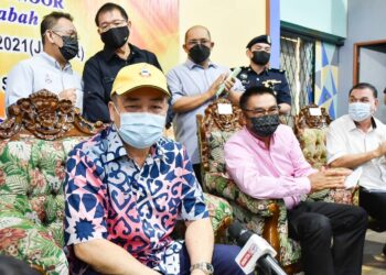 HAJIJI Noor (kiri) bersama Setiausaha Kerajaan Negeri, Datuk Seri Safar Untong semasa sidang akhbar selepas penyerahan wang ehsan mangsa banjir, di Kinarut, Papar hari ini.