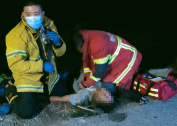 ANGGOTA bomba membawa keluar seorang mangsa lemas selepas terjatuh di dalam sungai di Kampung Betut, Jalan Putra, Alor Setar