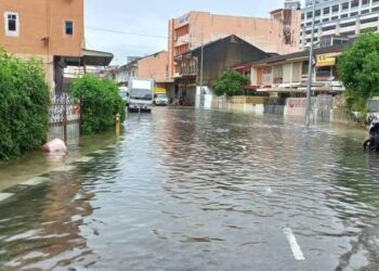 KEADAAN banjir kilat di beberapa kawasan di sekitar Georgetown, Pulau Pinang pagi ini akibat hujan lebat dan berterusan sejak awal pagi.