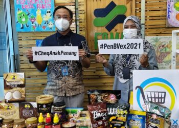 MOHD. AZRAIE Ramli (kiri) bersama Mariza Abdul Majid ketika mempromosikan PenBVex di pejabat FAMA Pulau Pinang semalam.